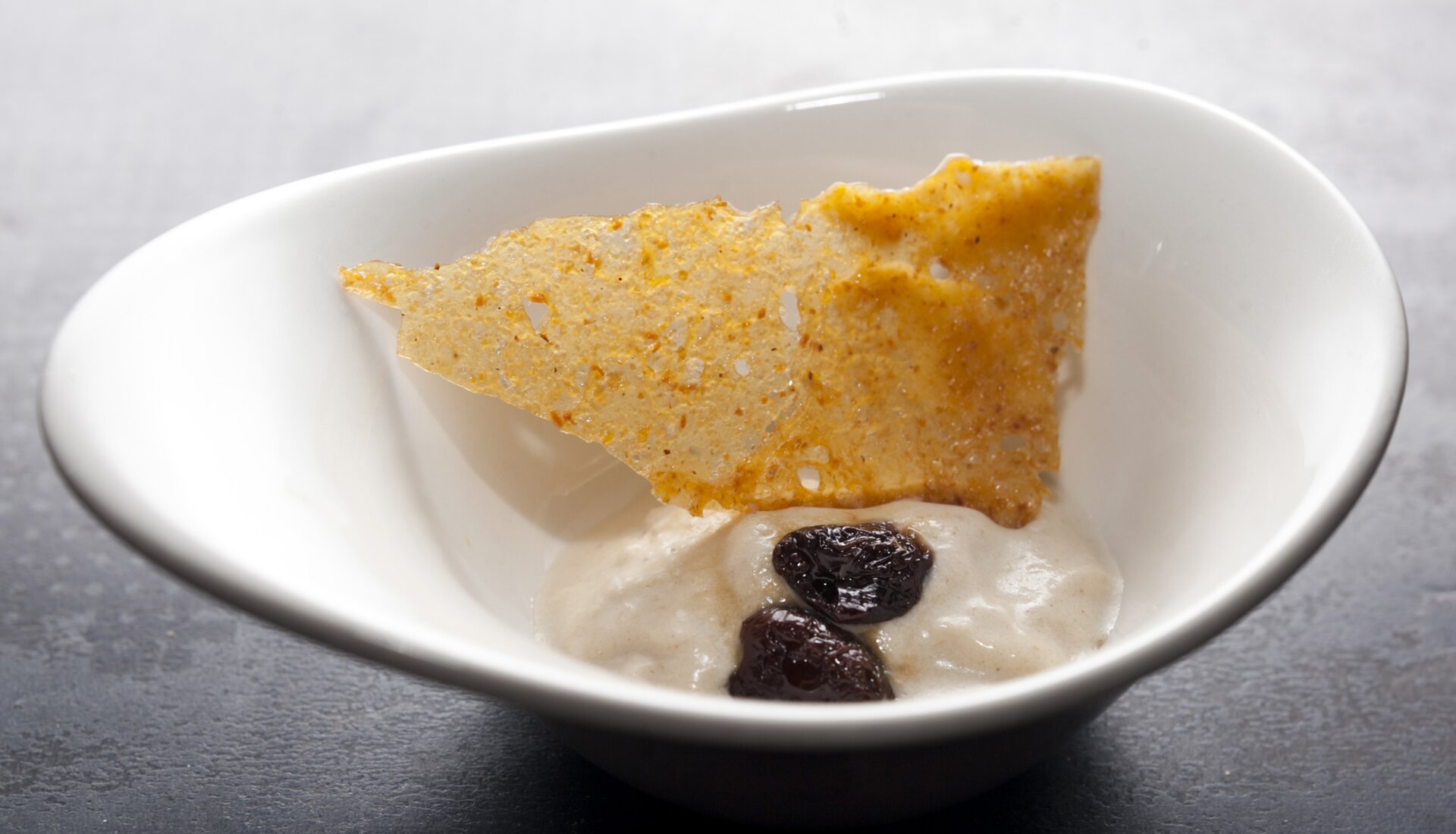 Gelato allo Stoccafisso Norvegese con cialda di polenta e olive caramellate