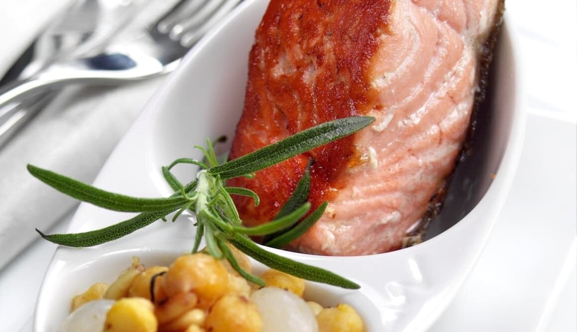 Salmone Norvegese grigliato con ceci e pinoli