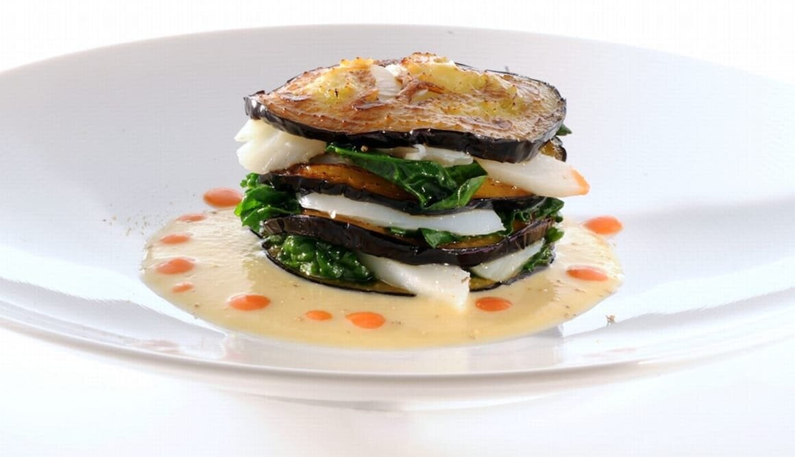 Stoccafisso di Norvegia al vapore aromatico in millefoglie di melanzana e spinacini