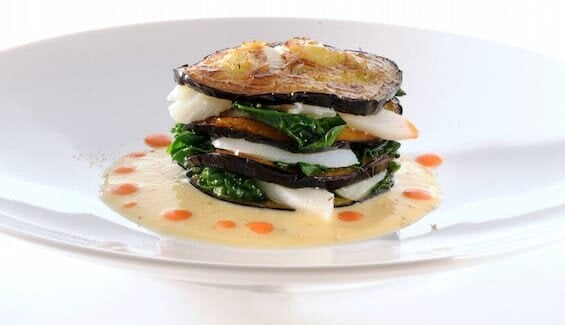 Stoccafisso di Norvegia al vapore aromatico in millefoglie di melanzana e spinacini