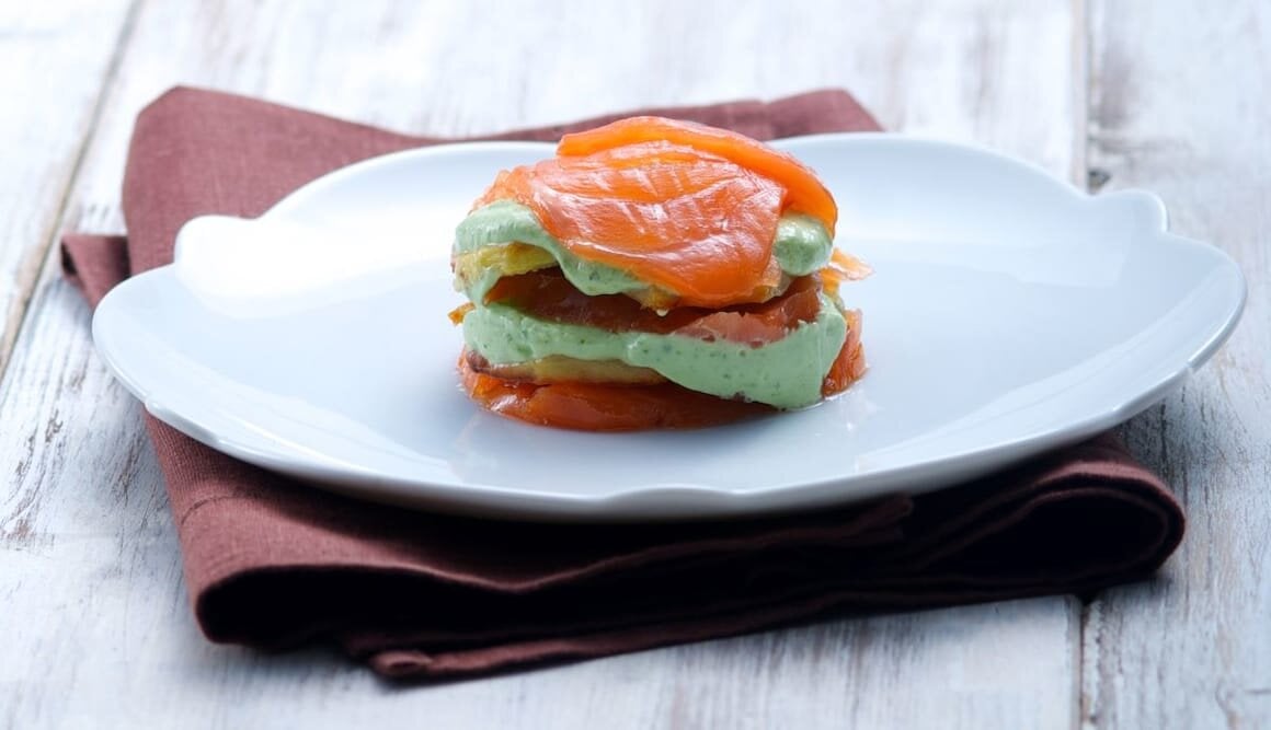Millefoglie di patate, Salmone Norvegese affumicato e formaggio morbido al basilico