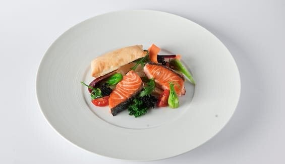 Scaloppine di salmone norvegese, sfoglia croccante e verdure cotte e crude