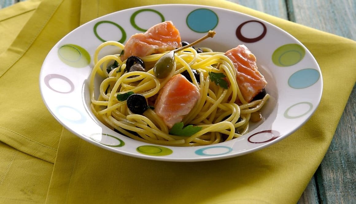 Spaghettoni alla puttanesca con Salmone