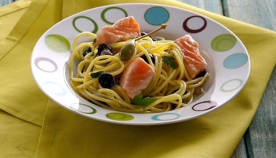Spaghettoni alla puttanesca con Salmone