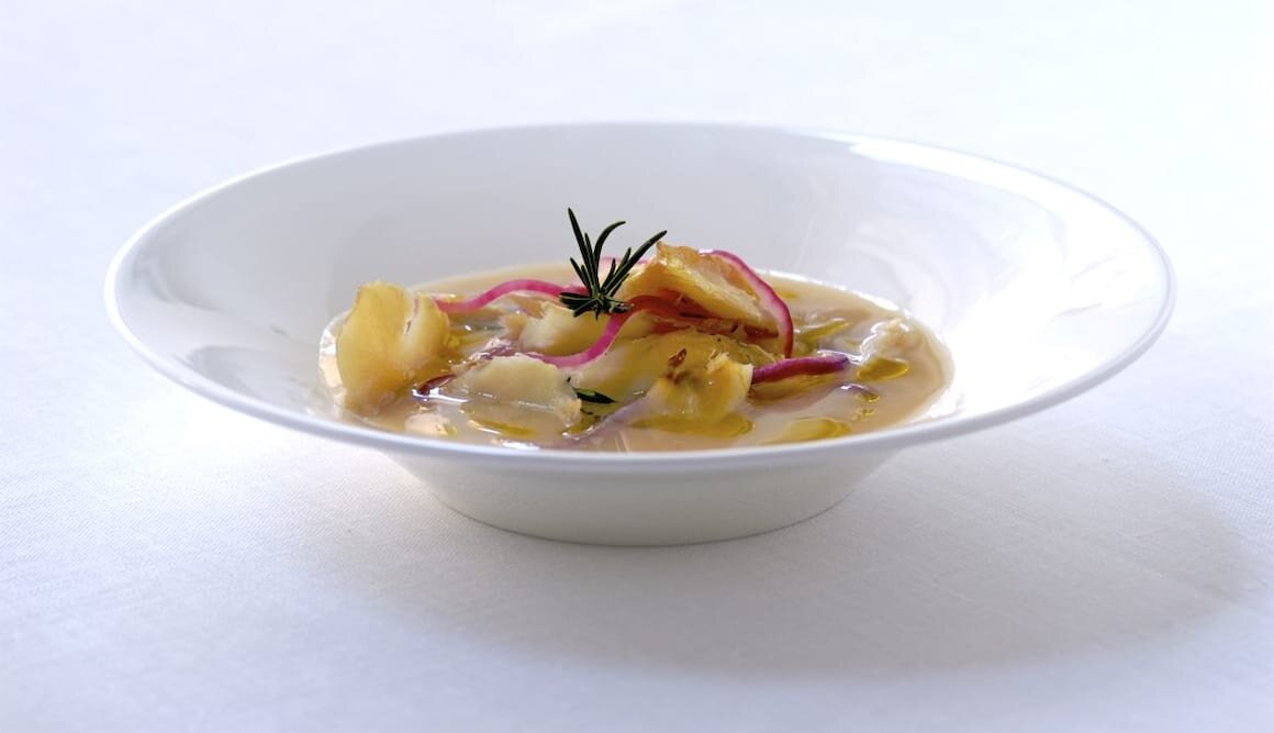 Stoccafisso di Norvegia bollito agli aromi con cipolla rossa su crema di cannellini al rosmarino