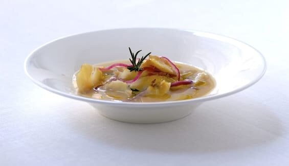 Stoccafisso di Norvegia bollito agli aromi con cipolla rossa su crema di cannellini al rosmarino 