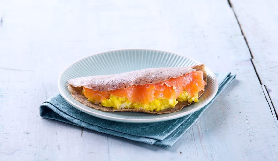 Crepe di grano saraceno con salmone affumicato, uova strapazzate e pepe