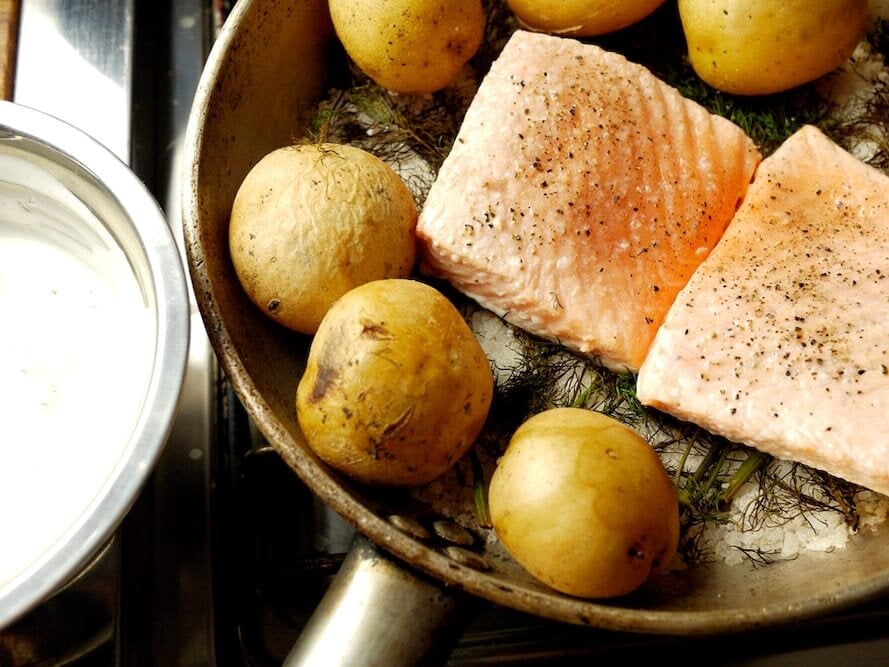 Salmone Norvegese al sale e aneto in padella