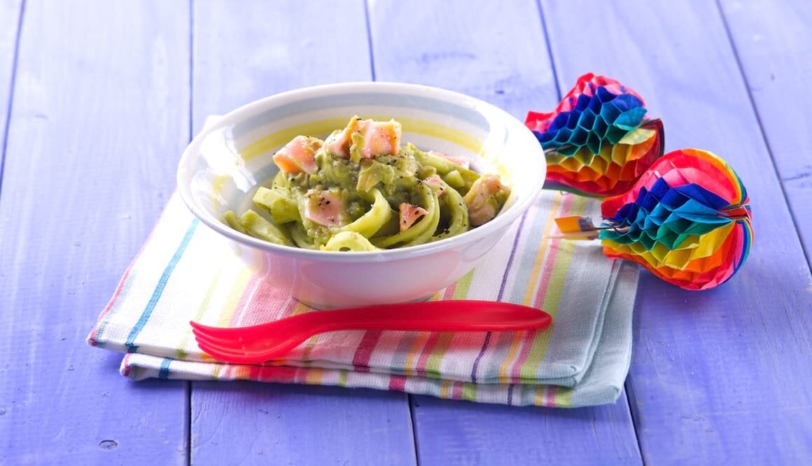 Tagliatelle con crema di piselli, salmone e pepe nero