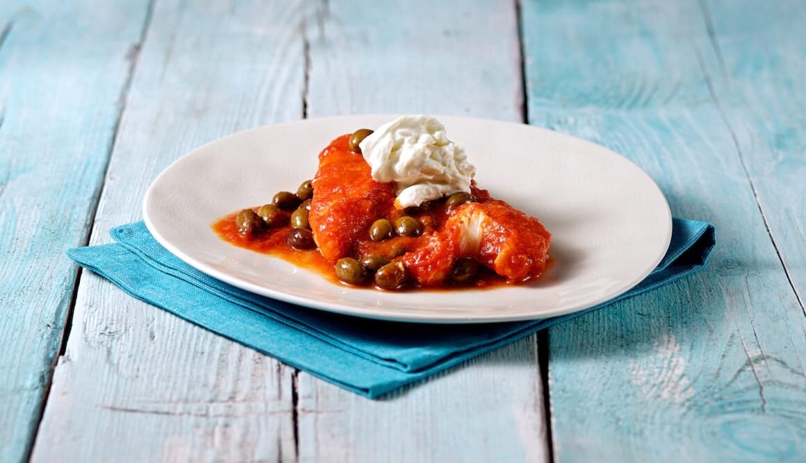 Trancio di Merluzzo Norvegese con olive taggiasche, salsa di pomodoro e stracciatella