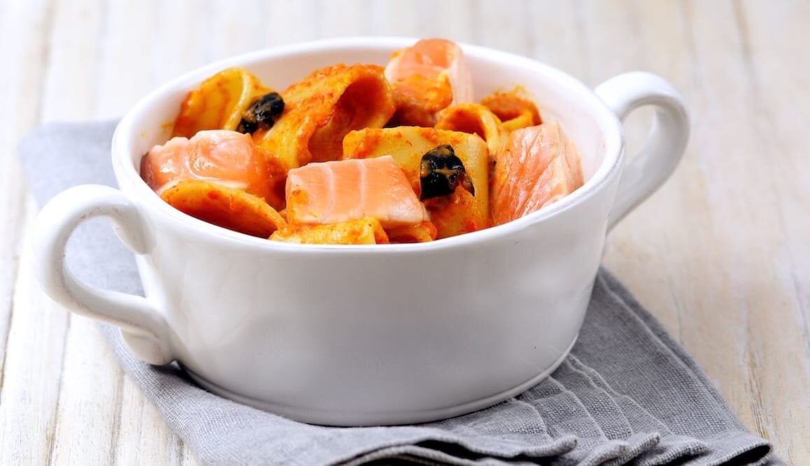 Mezzi paccheri con crema di peperoni, olive nere e Salmone Norvegese