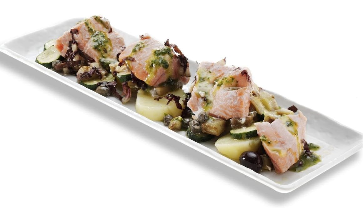 Dadi di Salmone con zucchine e pesto leggero