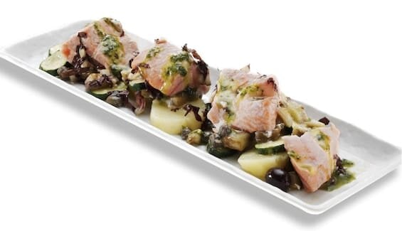 Dadi di Salmone con zucchine e pesto leggero 