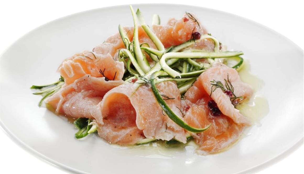 Salmone marinato con spaghetti di zucchina e salsa allo zenzero