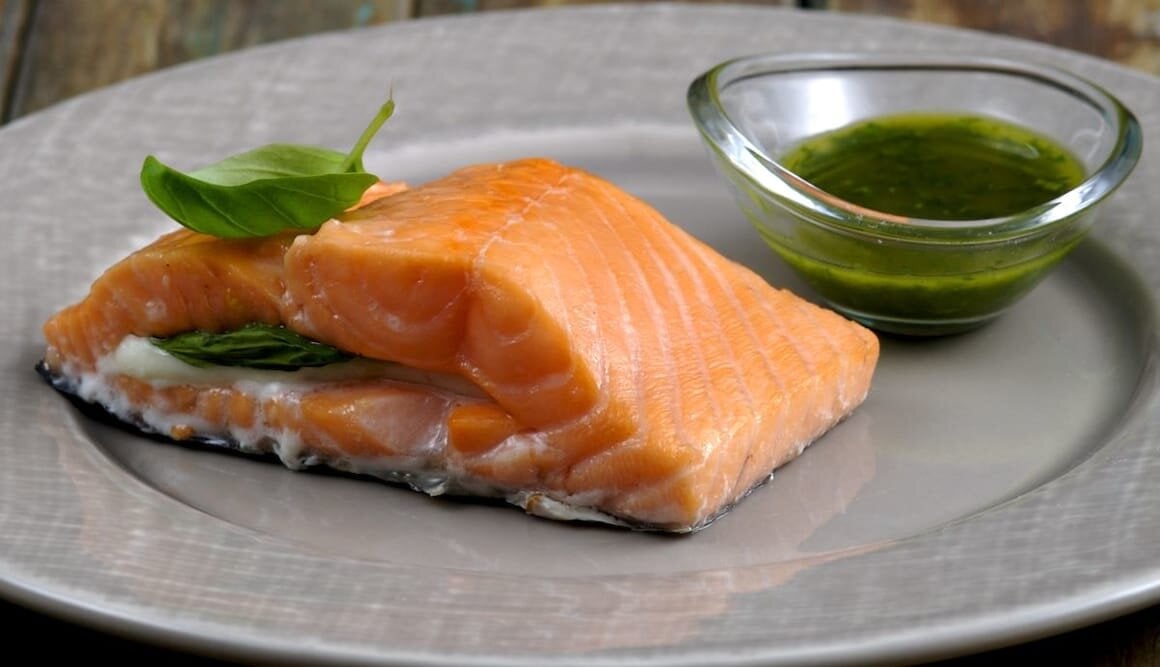 Salmone Norvegese ripieno di mozzarella con pesto di basilico