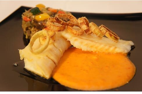 Cuore di Baccalà di Norvegia su salsa di peperoni e porri croccanti con mirepoix di verdure.