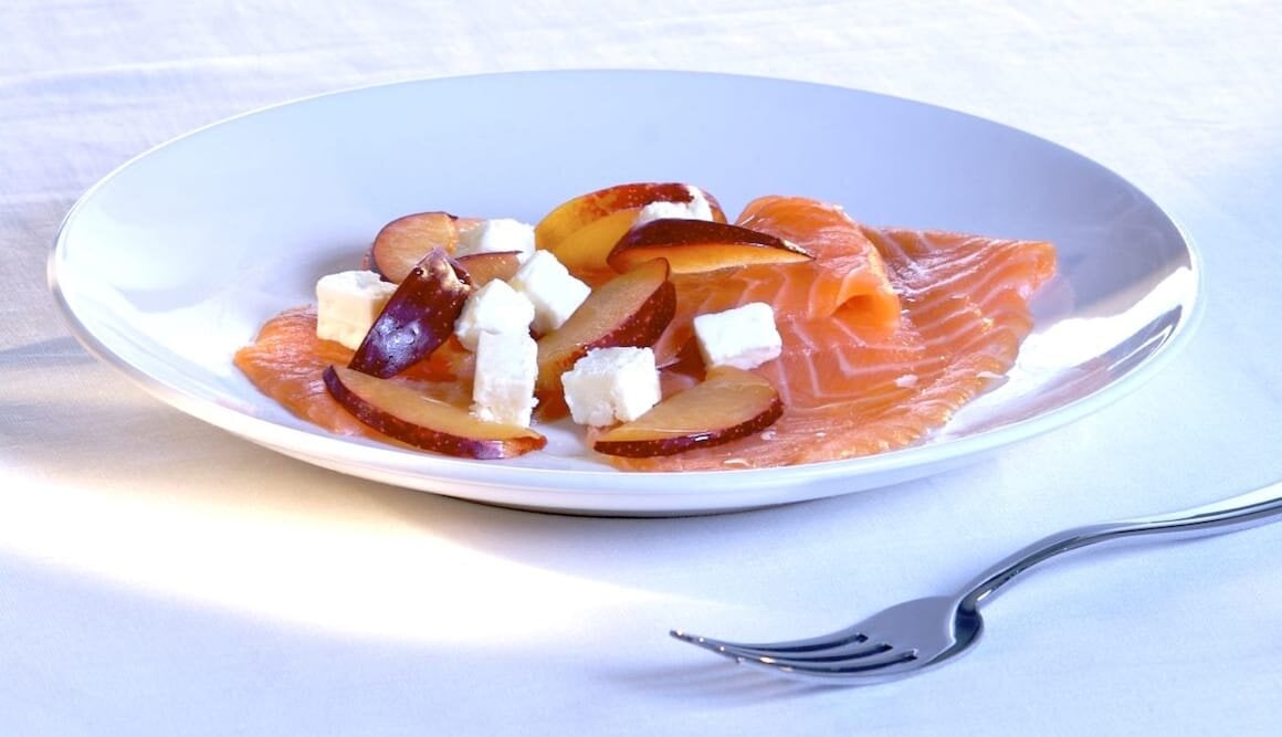 Carpaccio di Salmone con susine rosse e feta