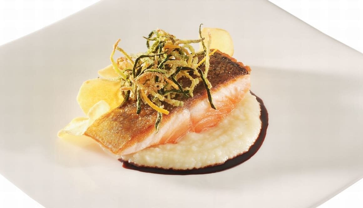 Salmone croccante con purea di topinambur, verdure fritte e salsa al vino rosso