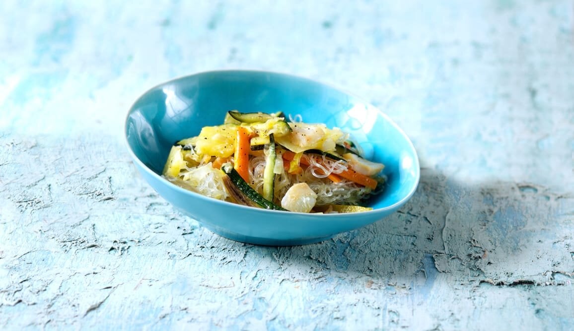 Spaghetti di soia con wok di Baccalà di Norvegia, frutta e verdura estiva