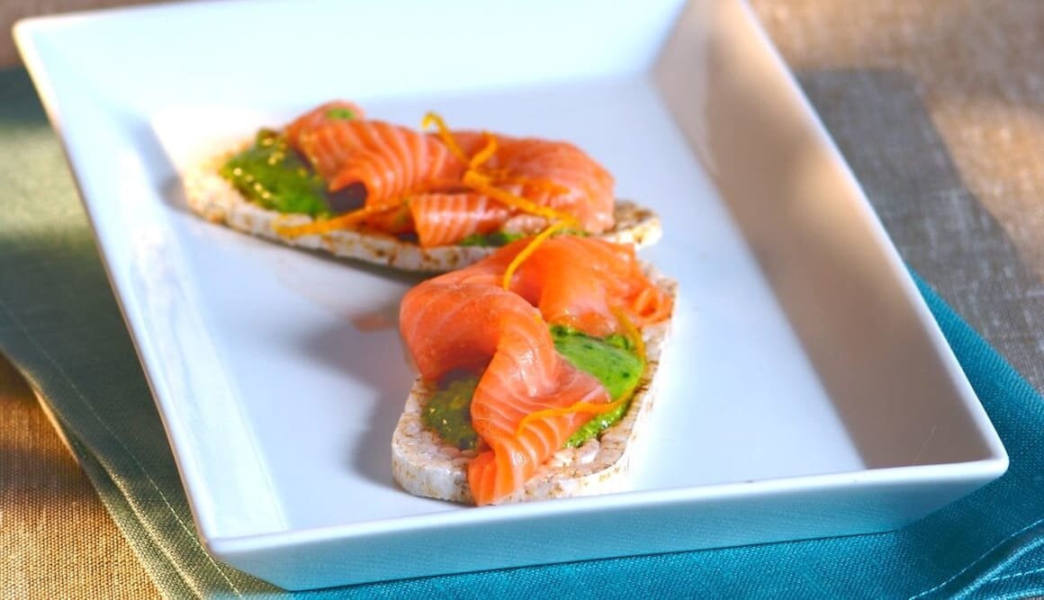 Gallette di riso con Salmone Norvegese, salsa di yogurt e basilico