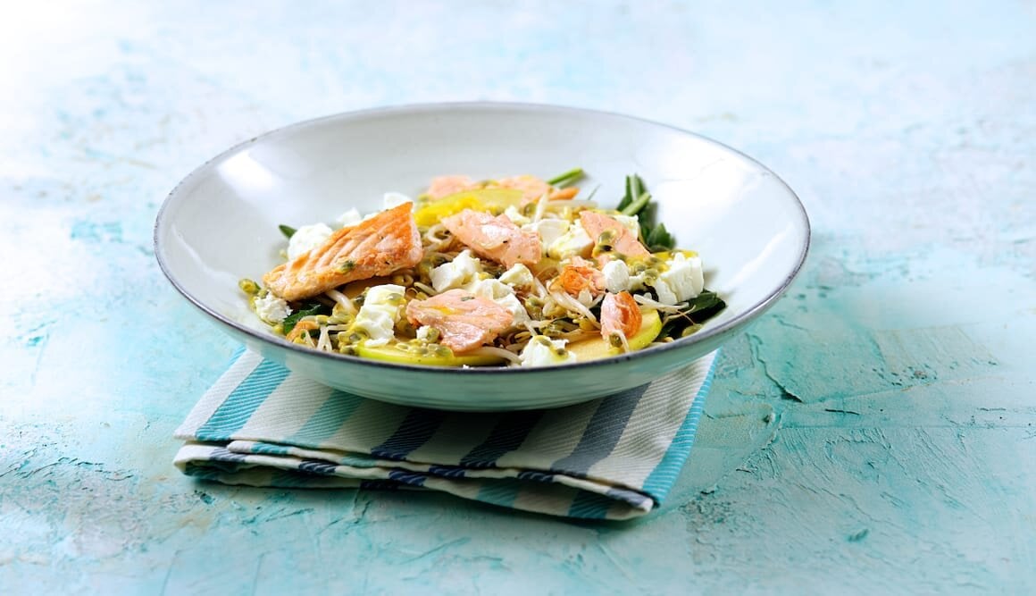 Insalata di Salmone Norvegese scottato con germogli, rucola, feta e mela verde, condita con salsa di frutto della passione