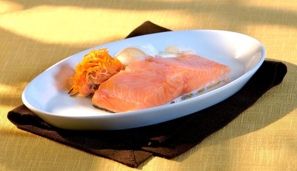 Filetto di Salmone Norvegese con carotine al forno e mozzarella di bufala