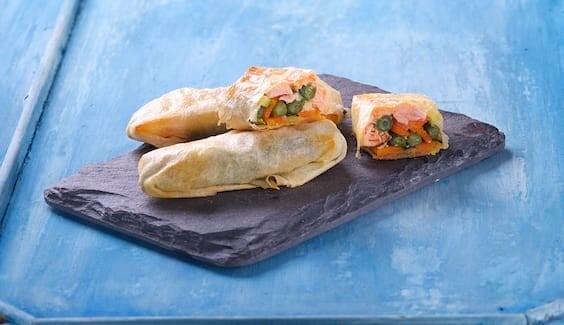 Involtini di verdure primaverili e salmone in pasta brick