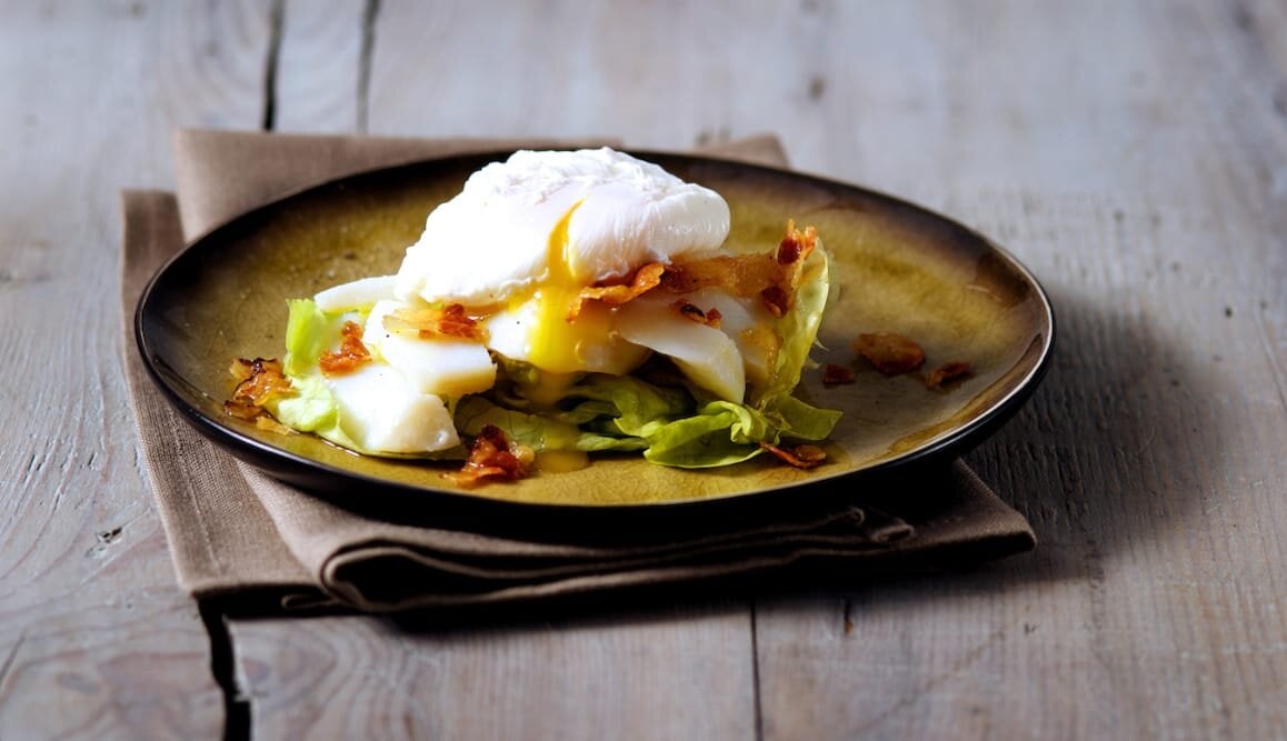 Uovo in camicia con insalata di Baccalà di Norvegia, bacon e pepe nero