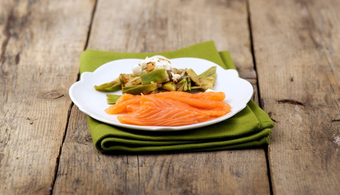 Carpaccio di Salmone Norvegese, carciofi croccanti, robiola e balsamico di Modena