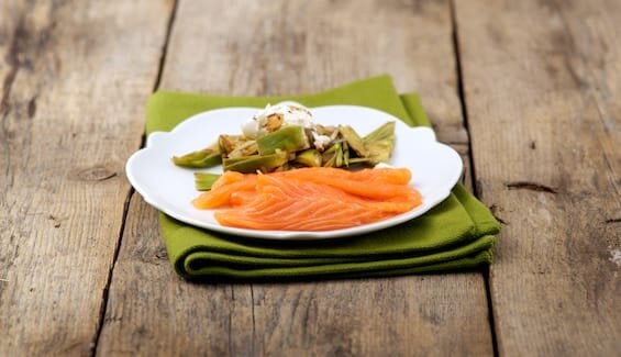 Carpaccio di Salmone Norvegese, carciofi croccanti, robiola e balsamico di Modena