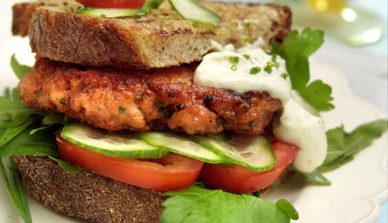 Burger di Salmone Norvegese con insalata, pomodorini e formaggio cremoso alle erbe  