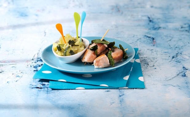 Spiedini di Salmone Norvegese alla griglia con foglie di agrumi con stufato di zucchine e patate