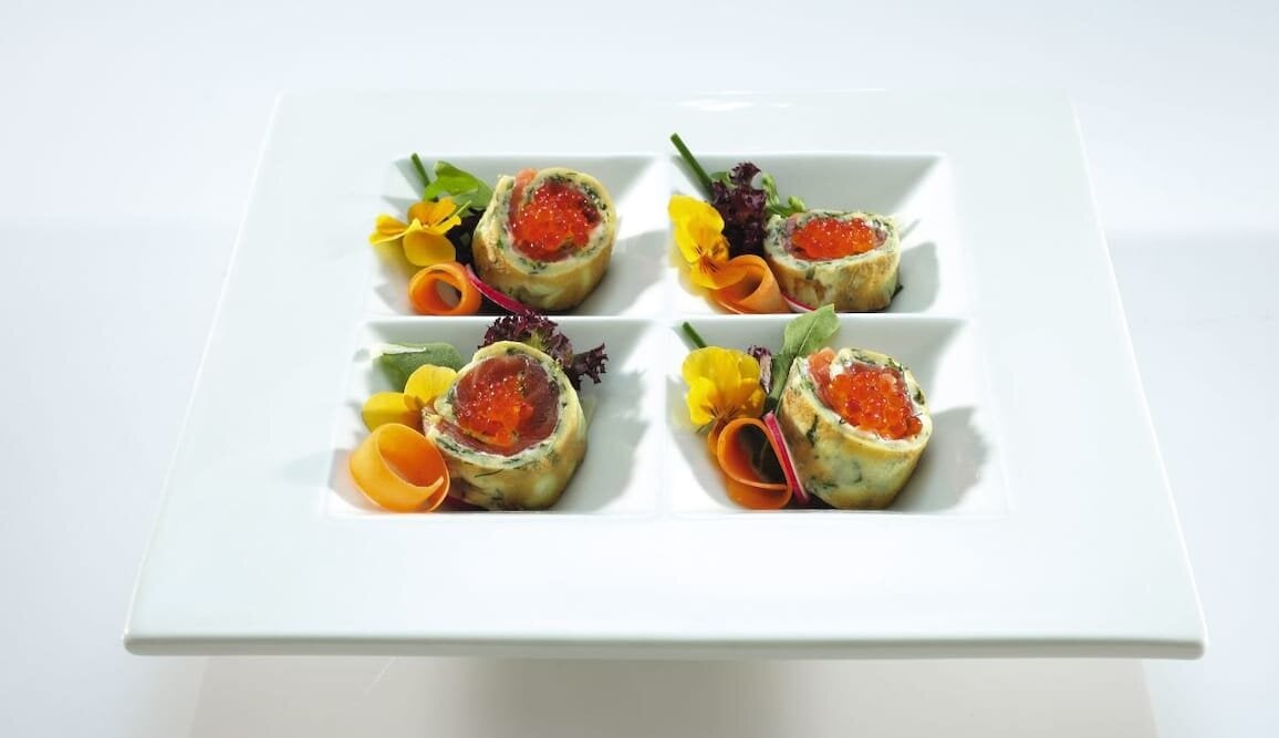 Frittatine alle erbe con Salmone marinato, aneto e uova di salmone