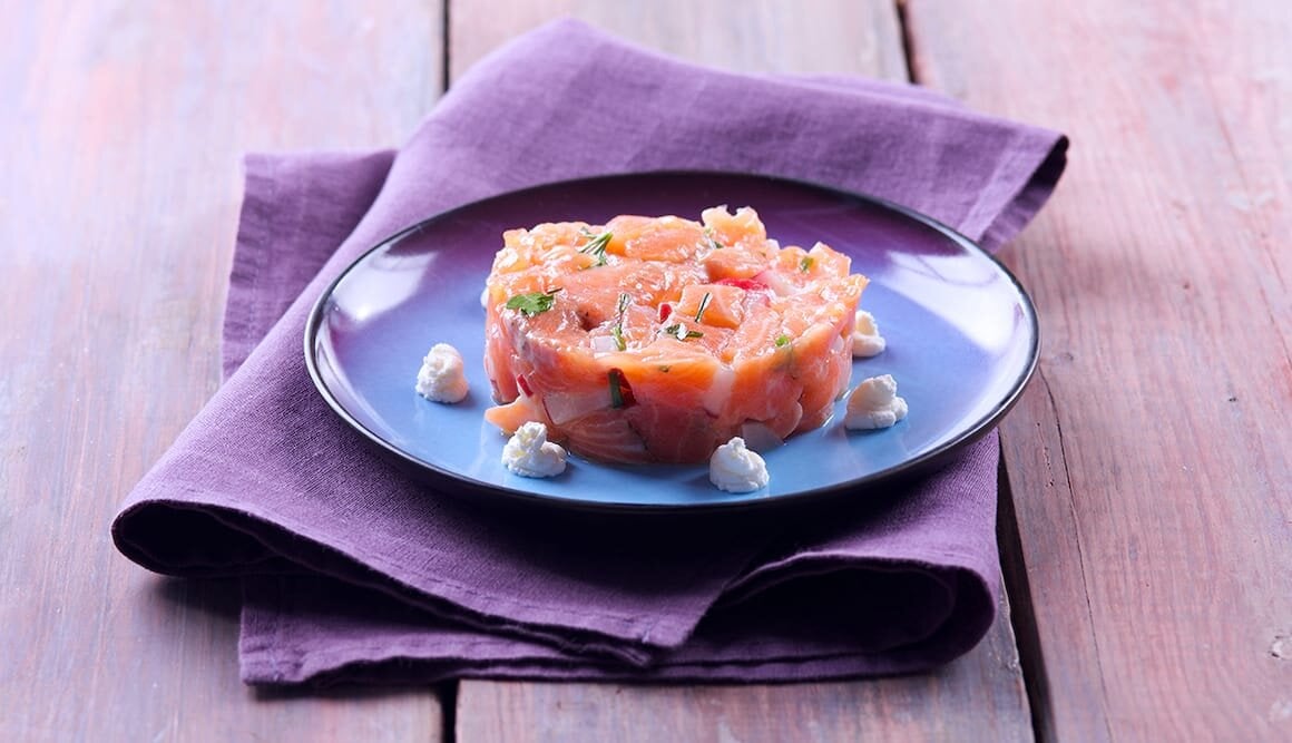Tartare di Salmone Norvegese piccante con ravanelli, robiola ed erbe aromatiche