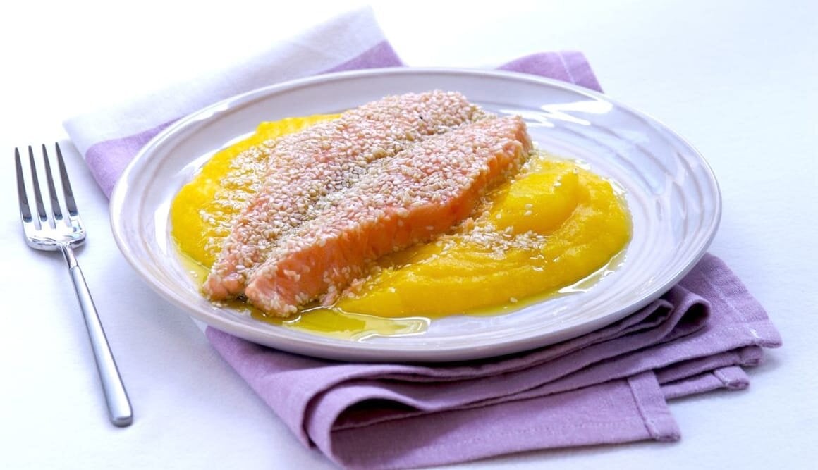Salmone a farfalla su purea di zafferano