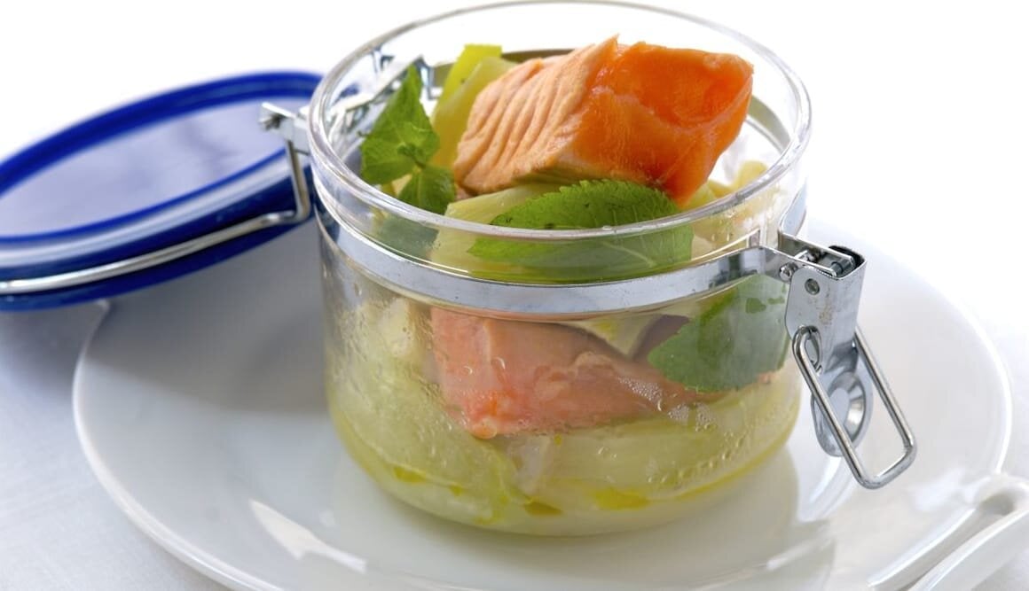 Salmone nel vaso con verdure croccanti alla menta