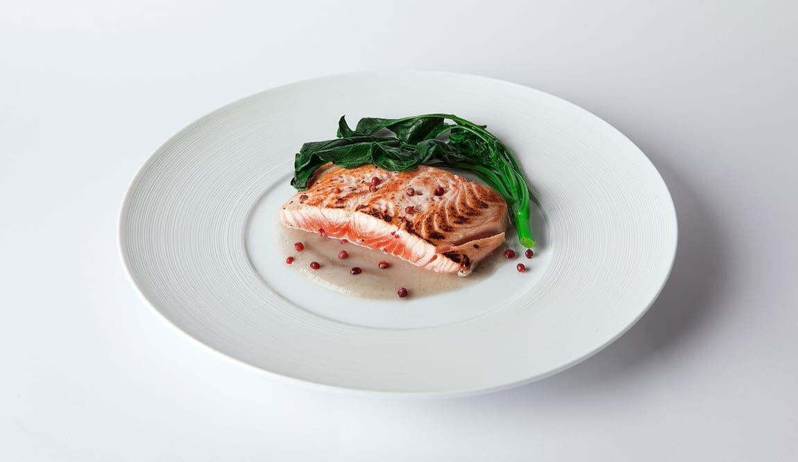 Salmone norvegese al pepe rosa con purea di topinambur e cime di rapa