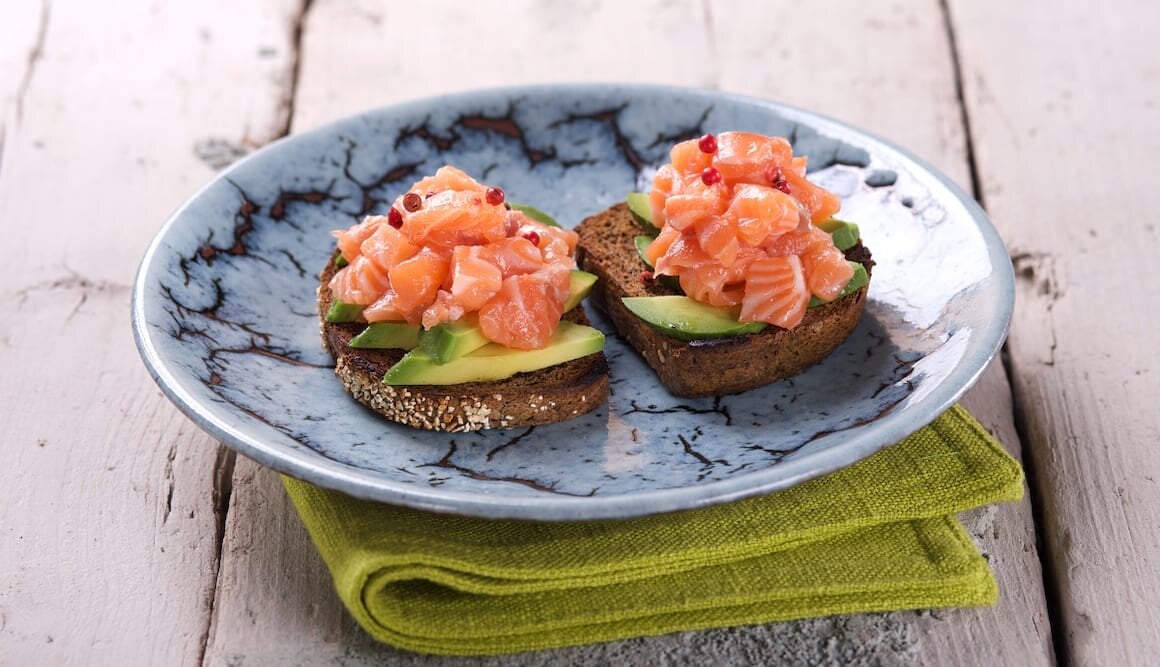 Toast di avocado con sashimi di salmone