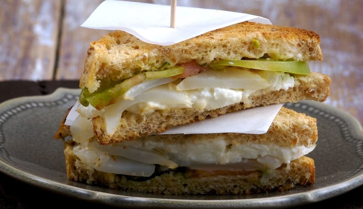 Sandwich di Stoccafisso di Norvegia con pomodoro verde e burrata