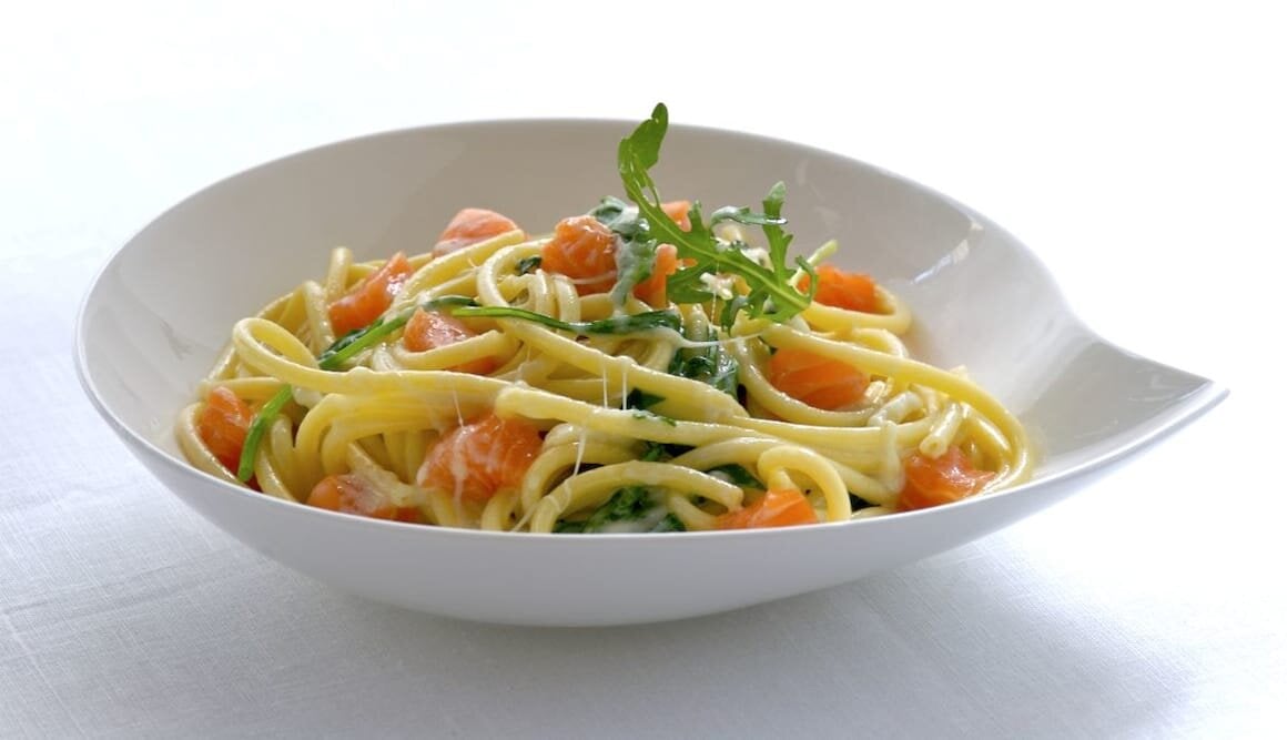 Bucatini al Salmone con stracchino e rucola