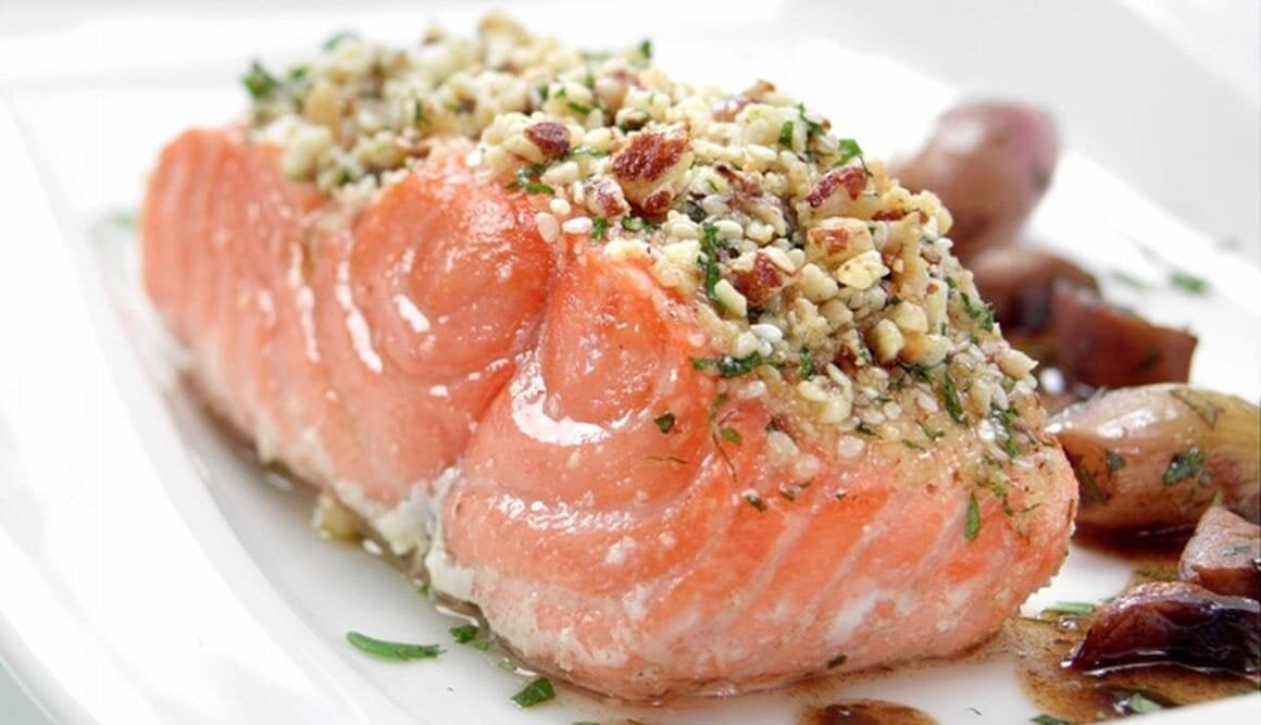 Salmone Norvegese in crosta di nocciole e vinaigrette ai funghi