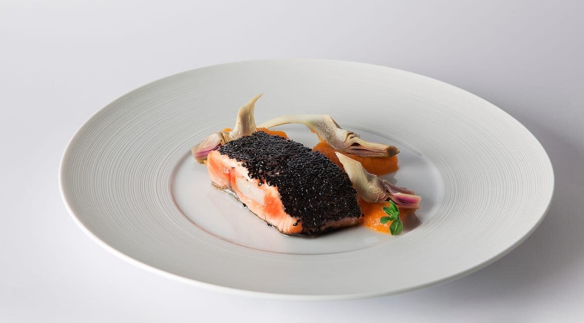 Filetto di salmone norvegese farcito al baccalà, purea di patate allo zafferano e carciofi