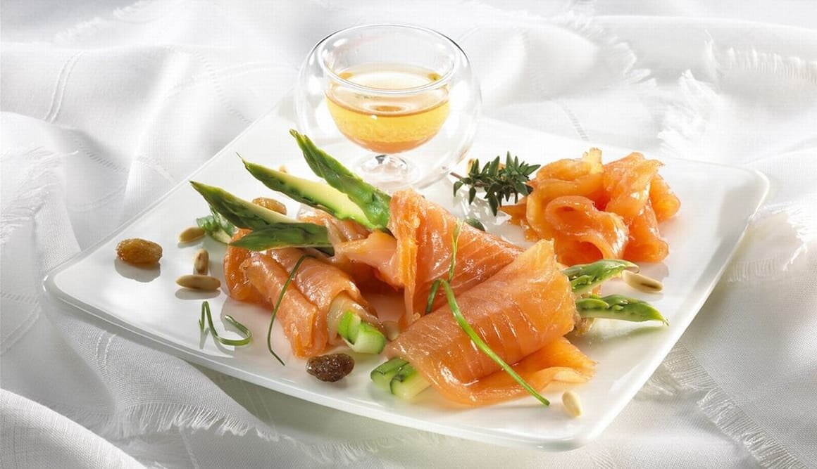 Involtini di Salmone affumicato con asparagi e uvetta