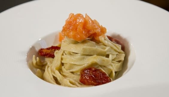 Tagliatelle integrali con tartare di salmone con pomodorini conditi