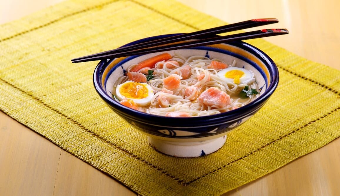 Finto ramen di noodle e salmone