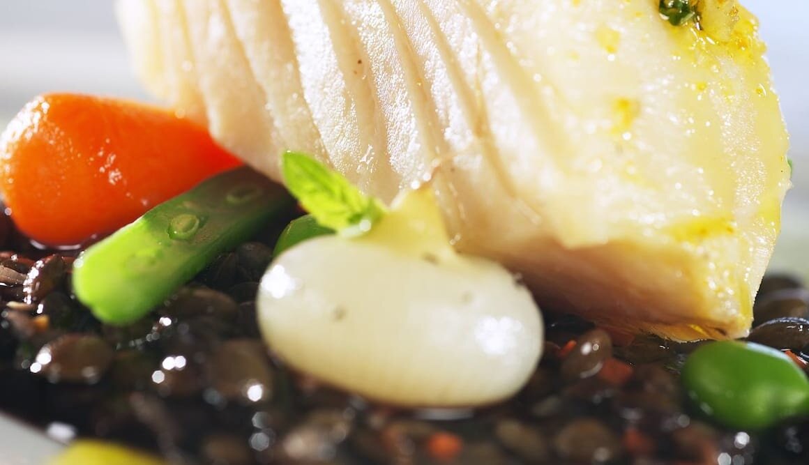 Baccalà di Norvegia al forno con agrumi e lenticchie in vino rosso