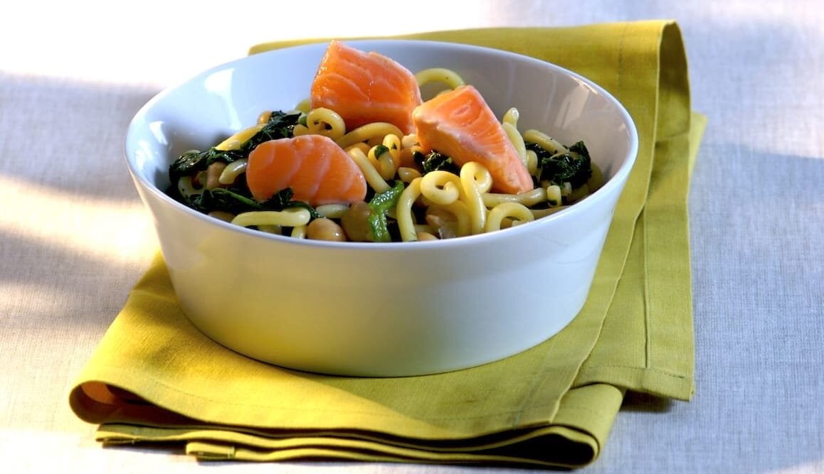 Gramigna con ceci, cavolo nero e Salmone Norvegese