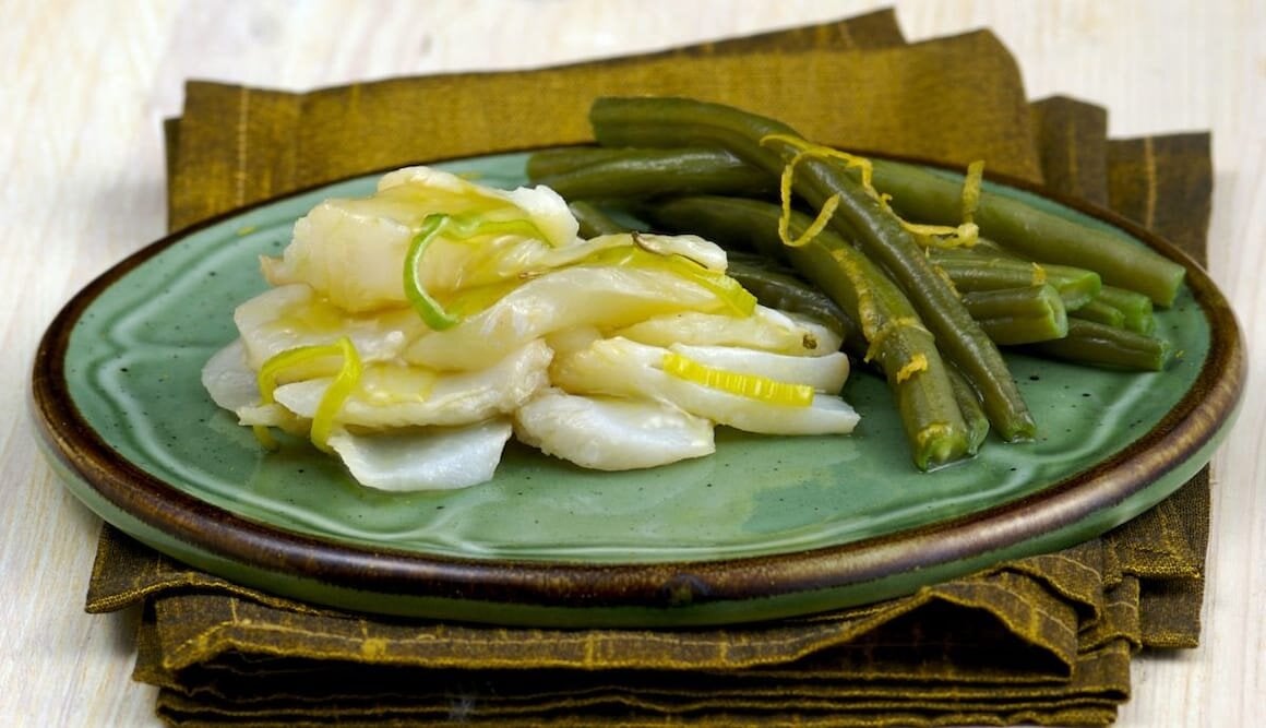 Stoccafisso di Norvegia laccato al miele con fagiolini e spinacino fresco