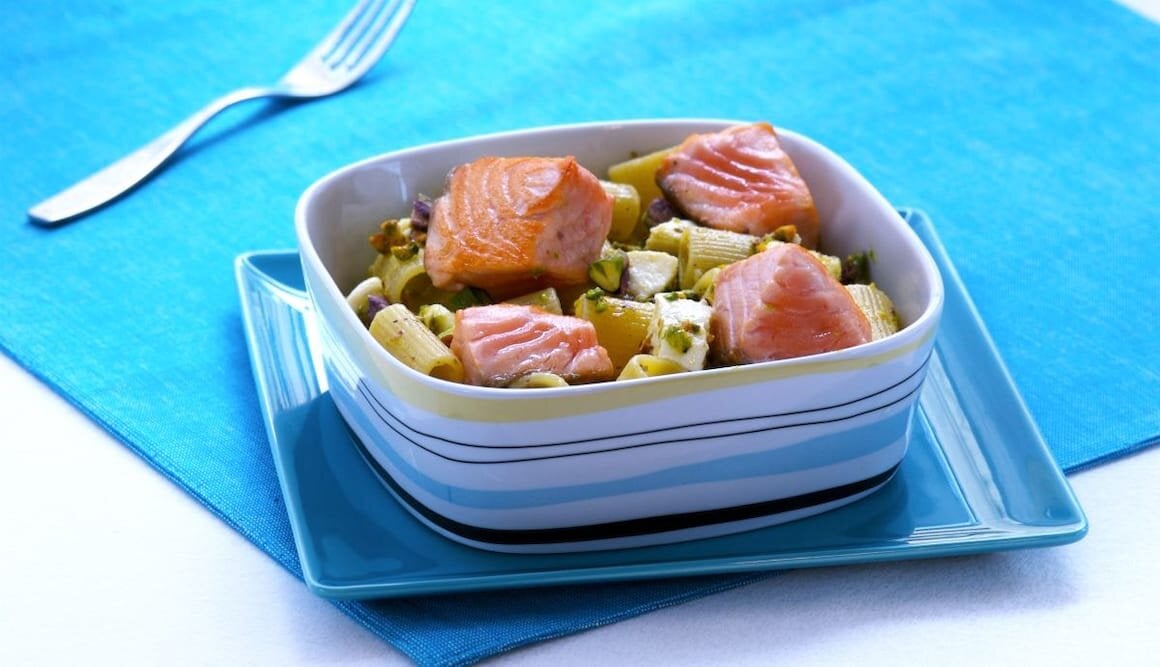 Pasta con Salmone, bufala e pesto di pistacchi