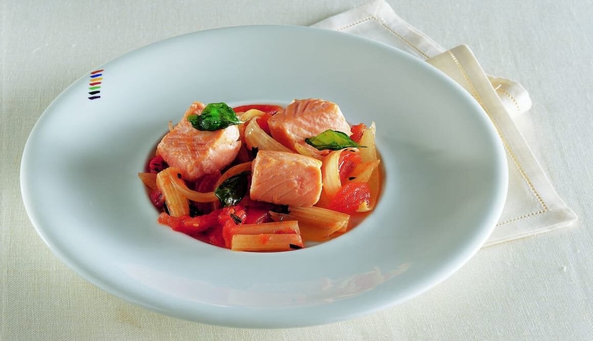 Dadolata di Salmone, sedano, pomodori e dragoncello
